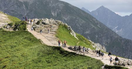 Tatry. Kochają chodzić po górach. Para wzięła ślub na Kasprowym Wierchu