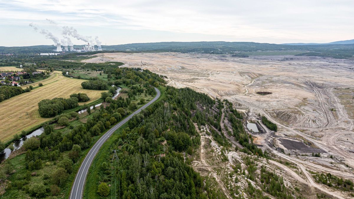 Bogatynia, 24.05.2021. Tereny Kopalni Węgla Brunatnego Turów w Bogatyni, 24 bm. Trybunał Sprawiedliwości Unii Europejskiej przychylił się do wniosku Czech i 21 bm. nakazał Polsce natychmiastowe wstrzymanie wydobycia w kopalni Turów do czasu merytorycznego rozstrzygnięcia. (kf) PAP/Maciej Kulczyński