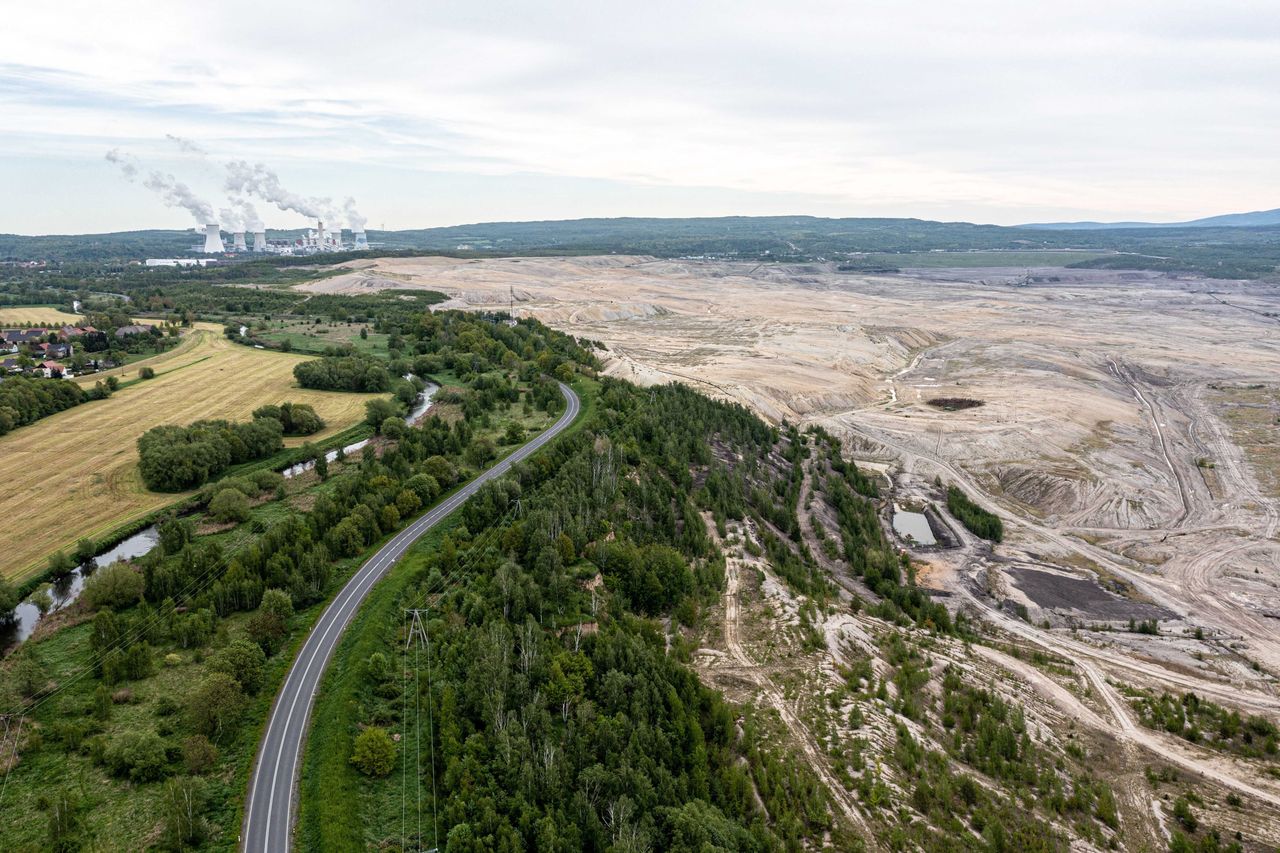 Bogatynia, 24.05.2021. Tereny Kopalni Węgla Brunatnego Turów w Bogatyni, 24 bm. Trybunał Sprawiedliwości Unii Europejskiej przychylił się do wniosku Czech i 21 bm. nakazał Polsce natychmiastowe wstrzymanie wydobycia w kopalni Turów do czasu merytorycznego rozstrzygnięcia. (kf) PAP/Maciej Kulczyński