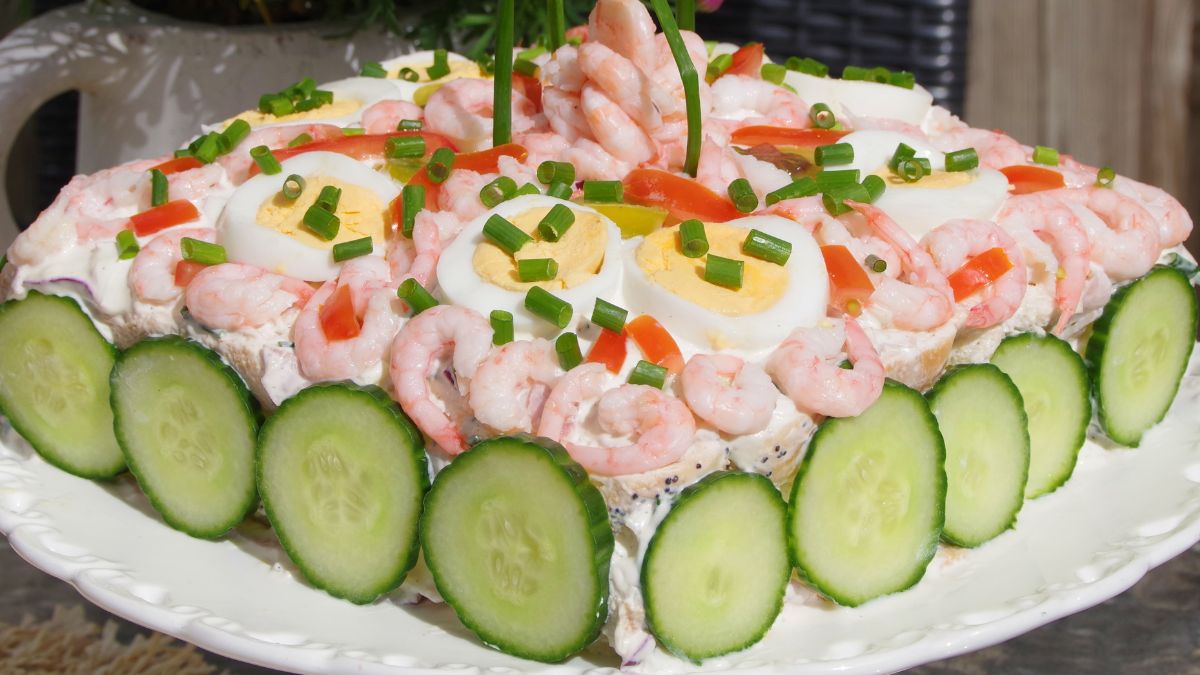 Szwedzki tort smörgåstårta z chlebem i krewetkami