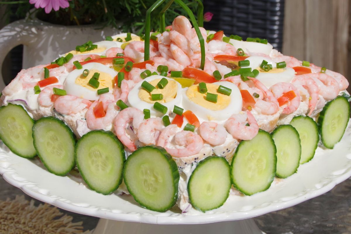 Co tam kanapki i faszerowane jajka. Na wielkanocnym stole furorę robi szwedzki tort z chleba