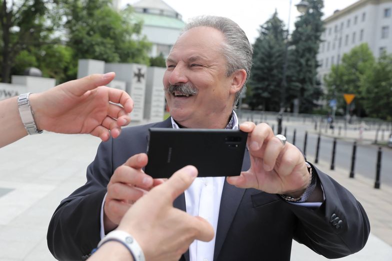 Kontrowersyjny biznesmen wraca do Sejmu. Wylewali jego piwo za homofobiczne słowa