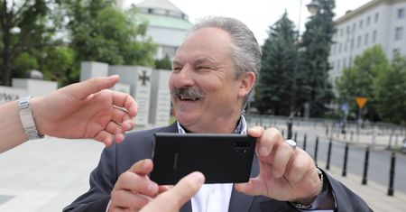 Kontrowersyjny biznesmen wraca do Sejmu. Wylewali jego piwo za homofobiczne słowa