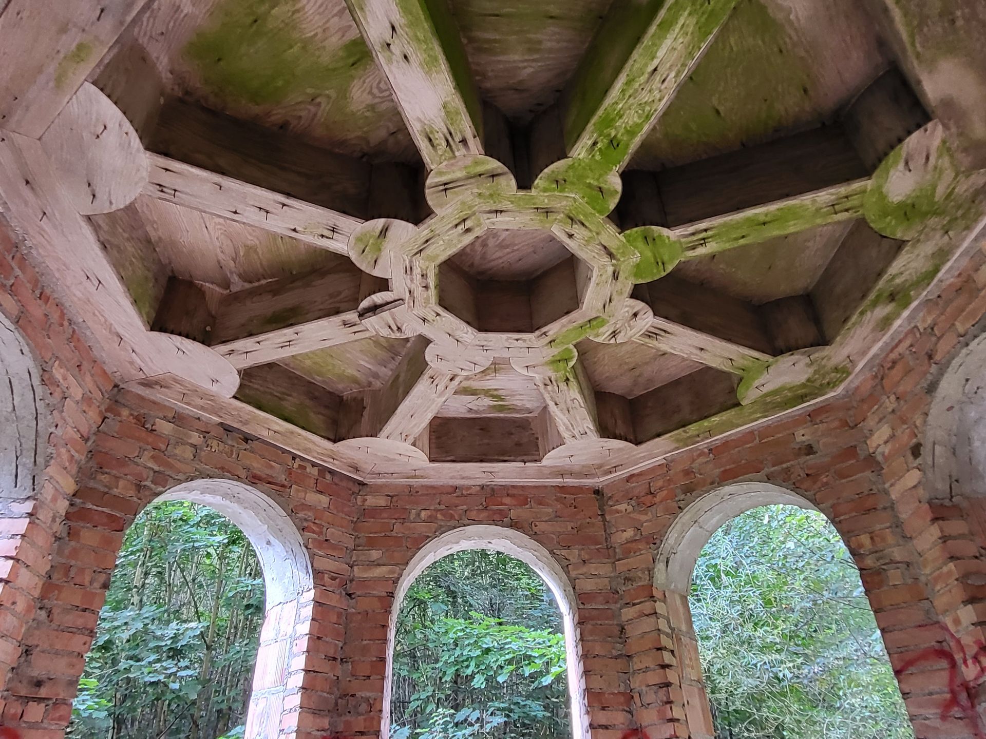 W ruinach zamku zauważyć można ciekawe pomysły architektoniczne