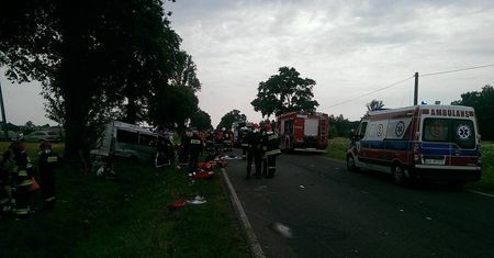 Wypadek w Jeziorach. 14 osób rannych po zderzeniu busa z osobówką