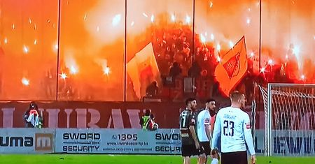 Piłkarze grali sparing. Nagle usłyszeli strzały z broni