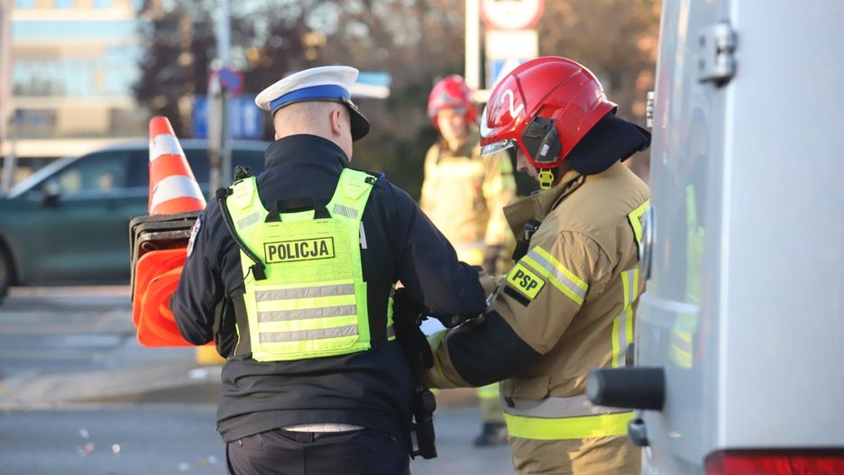 Zderzenie dwóch samochodów na DK 10 w Minikowie. Na miejscu działają służby