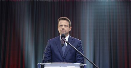 "Arena Prezydencka". Rafał Trzaskowski przerywa wypowiedź i podaje wodę dziennikarce