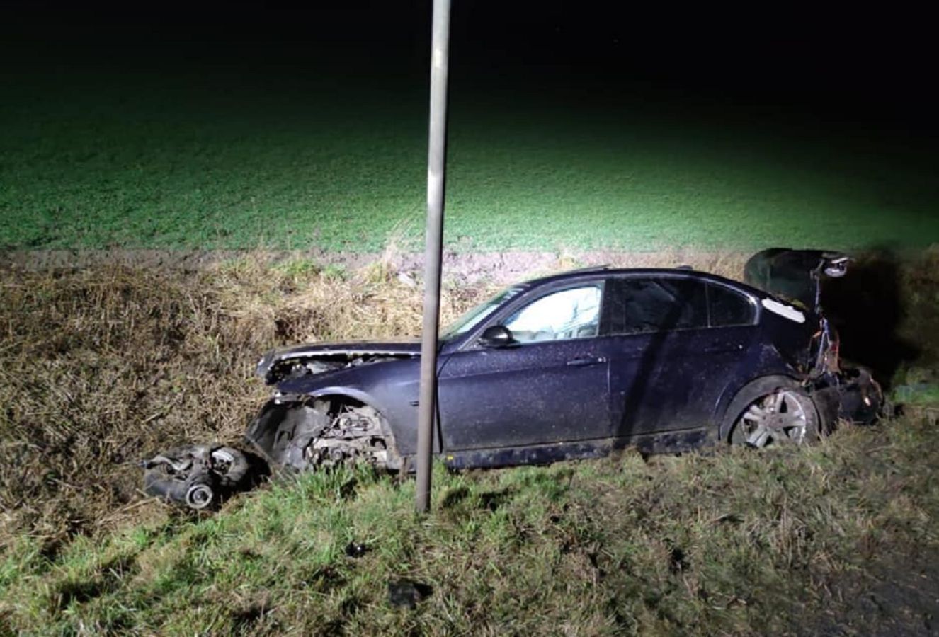 Auto dachowało i wylądowało w rowie. W środku nikogo nie znaleźli