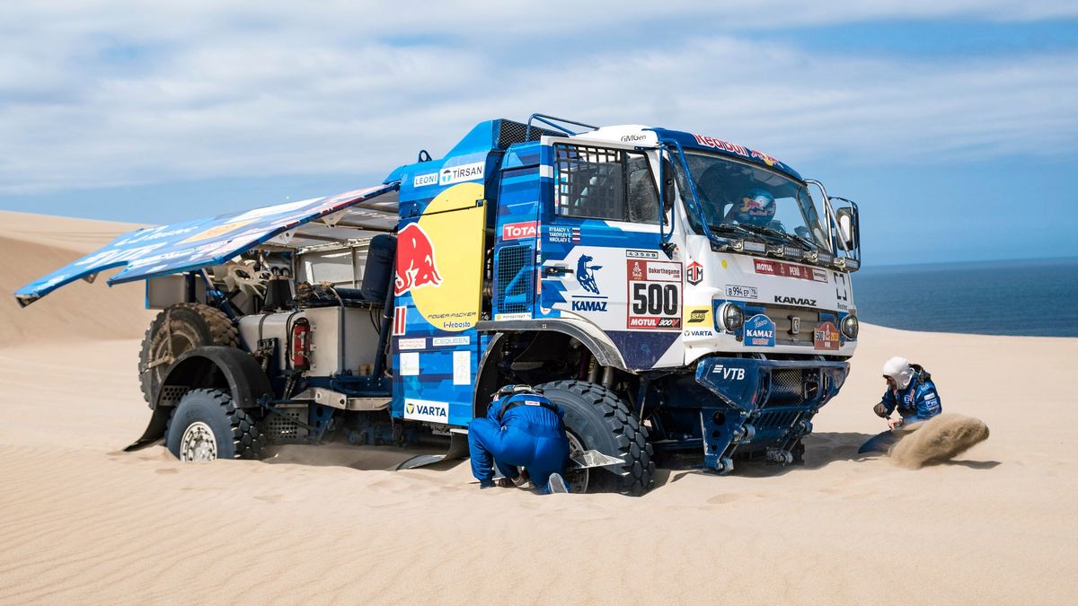 Jadący po niemal pewne zwycięstwo Nikołajew zakopał się wczoraj na wydmie i stracił prowadzenie.