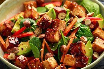 To nie jedzenie dla królików tylko pełnowartościowy posiłek. Taką sałatką na pewno się najesz