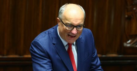 "Ustawa o związkach partnerskich tylko z przysposobieniem". Organizacje LGBT+ wściekłe na Czarzastego