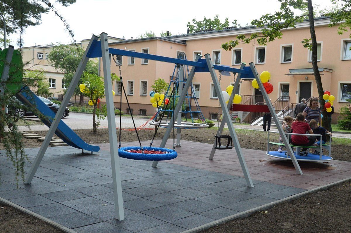 Plac zabaw tuż pod oknem