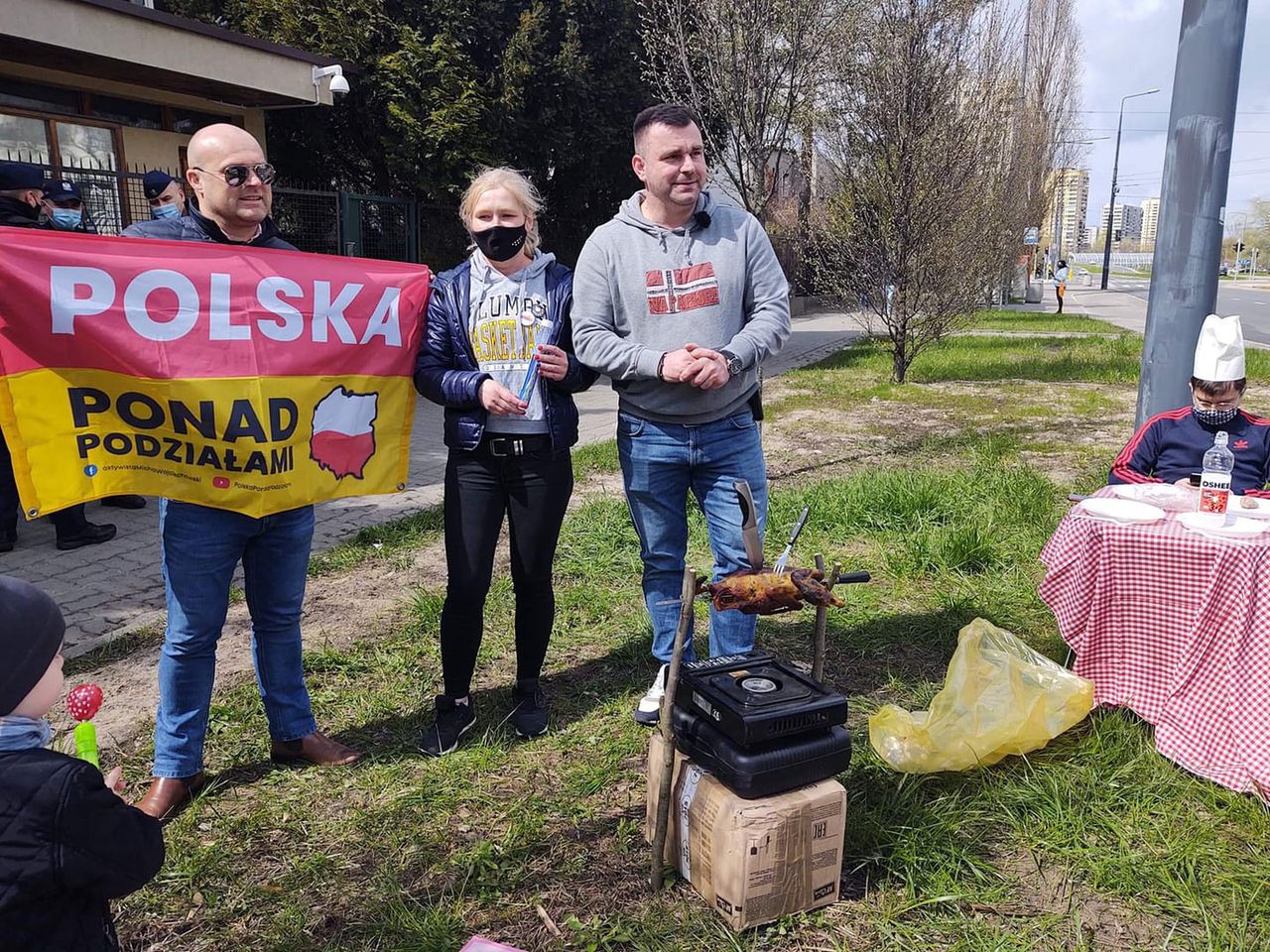 Pod oknami Jarosława Kaczyńskiego szykuje się huczna majówka 