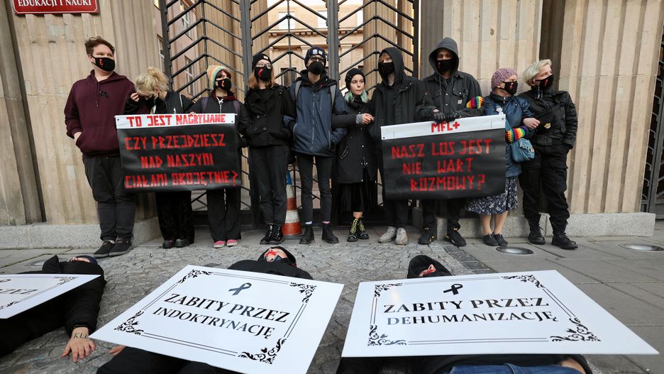 Warszawa. Przed gmachem Ministerstwa Edukacji i Nauki protestuje kilkanaście młodych osób