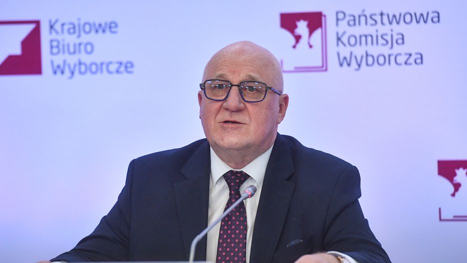 Warszawa, 07.04.2024. Wybory samorządowe 2024. Przewodniczący Państwowej Komisji Wyborczej sędzia Sylwester Marciniak podczas konferencji prasowej w siedzibie KPRP w Warszawie, 7 bm. 7 kwietnia odbywa się pierwsza tura wyborów samorządowych Do zakończenia głosowania obowiązuje cisza wyborcza. (ad) PAP/Piotr Nowak ***Zdjęcie do depeszy PAP pt. do godz. 17 frekwencja w wyborach samorządowych wyniosła 39,43 proc.; w 2018 roku o tej porze było to 41,65 proc.***