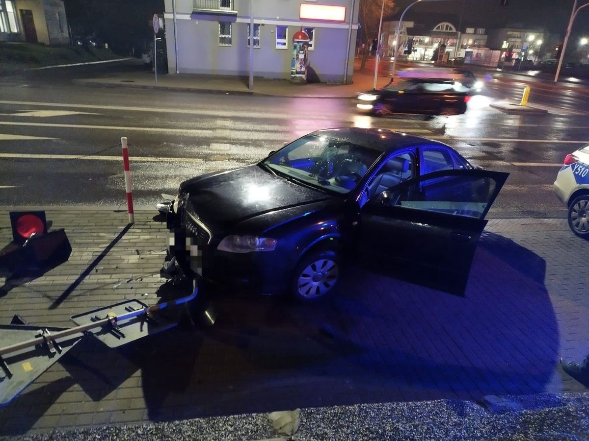 Jechał "szybko, ale bezpiecznie". Wjechał w sygnalizator i znak drogowy