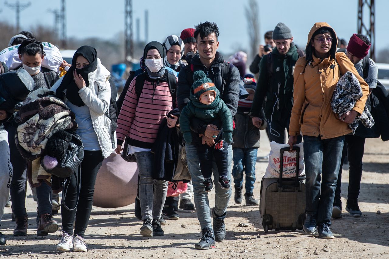 Migranci oczekujący na grecko-tureckiej granicy.