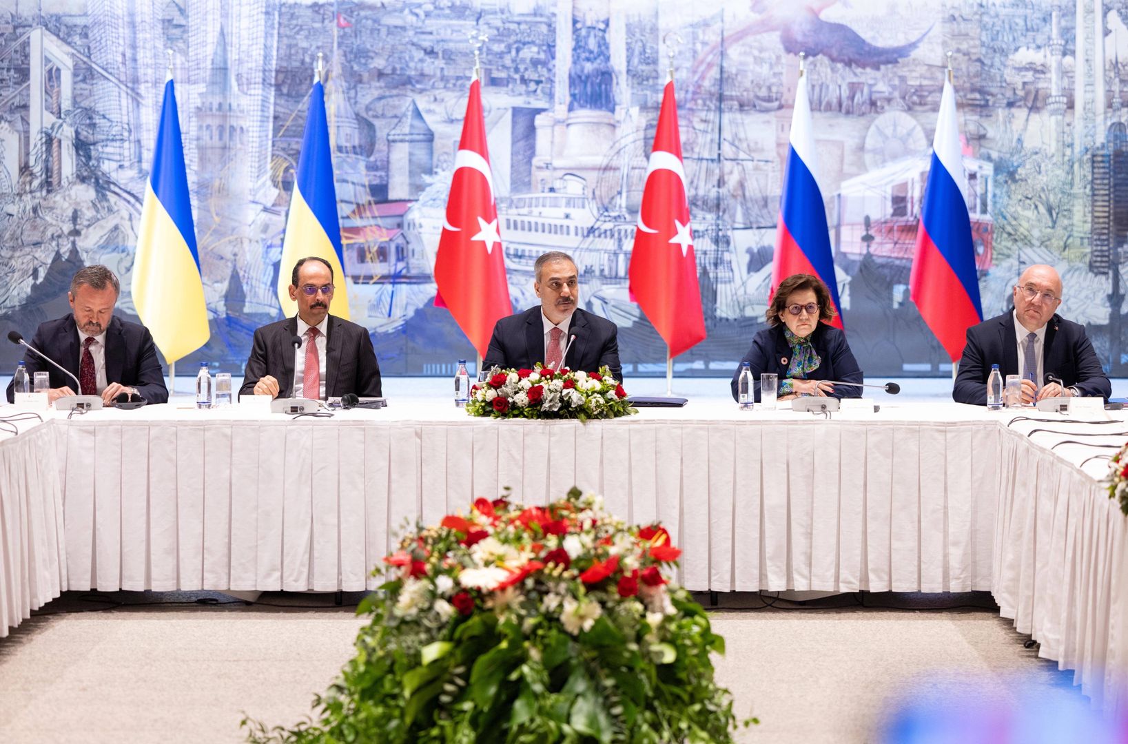 Ukrainian and Russian delegations in Turkey for planned peace talks
epa12105689 A handout picture made avaliable by Turkish Foreign Minister Press Office shows Turkish Foreign Minister Hakan Fidan (C) attending the meeting of Ukrainian and Russian delegations at the Presidential Office in Istanbul, Turkey, 16 May 2025. Delegations from Russia and Ukraine, including the Ukrainian head of state, have arrived in Turkey for planned peace talks. U.S. Secretary of State Rubio is in Istanbul to participate in the talks.  EPA/TURKISH FOREIGN MINISTER OFFICE HANDOUT  HANDOUT EDITORIAL USE ONLY/NO SALES 
Dostawca: PAP/EPA.
TURKISH FOREIGN MINISTER OFFICE HANDOUT
conflict, talks, diplomat