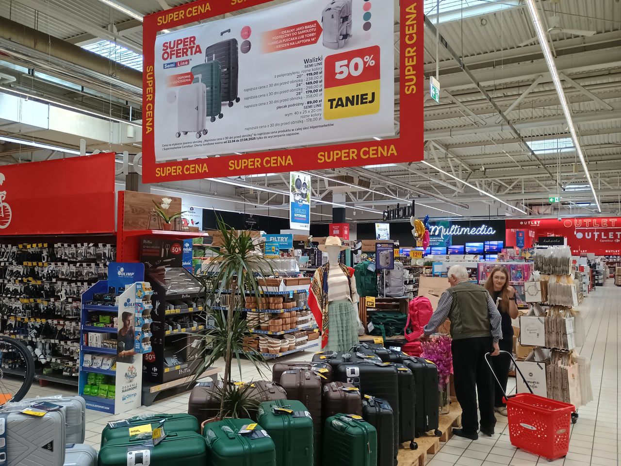 Jak nie dopłacać za bagaż w samolocie? Rozwiązanie jest w markecie