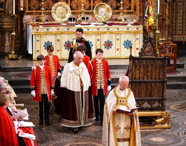 Książę George niósł poły płaszcza dziadka, króla Karola III