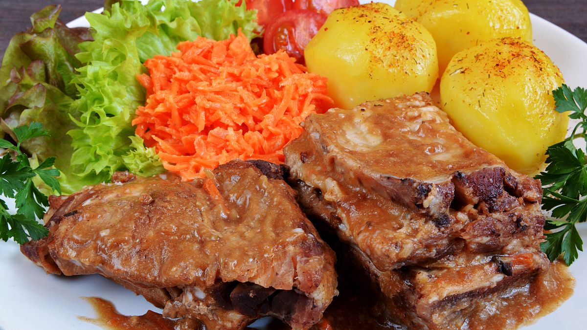 Żeberka w sosie własnym to świetny pomysł na obiad