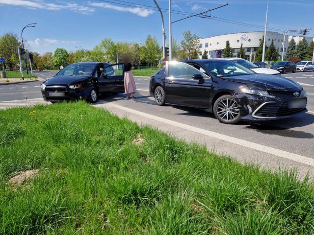 Zjeżdżała z ronda, nie zwróciła jednak uwagi na czerwone światło. Doprowadziła do zderzenia z mitsubishi (zdjęcia)