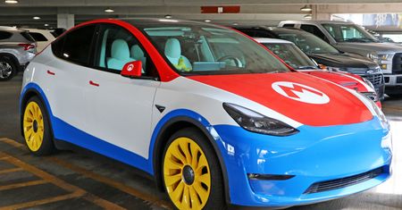 Super Mario ma własną Teslę? Niecodzienne znalezisko na lotnisku w USA