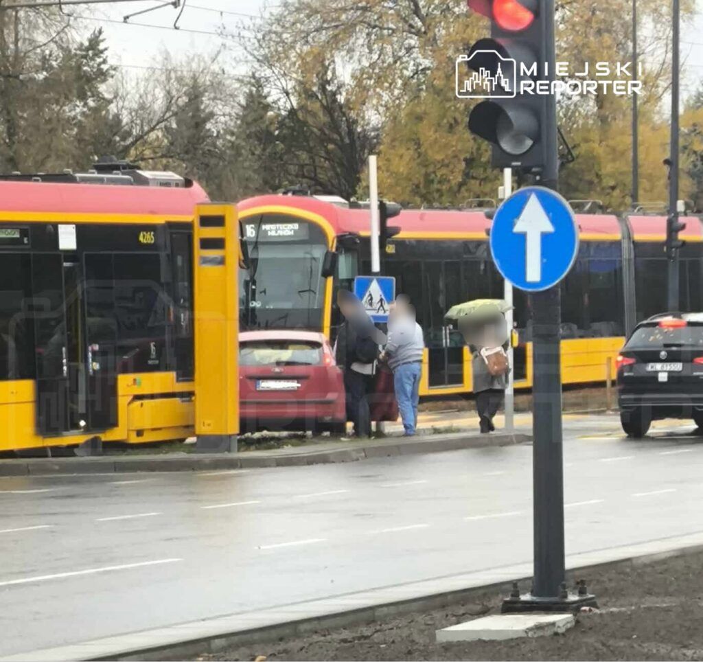 Warszawa: Kierujący Fordem wjechał pod tramwaj na Mokotowie