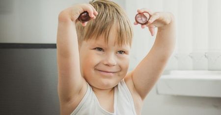 "Ma takie dziwne rączki" mówili lekarze. Mama Szymona prosi o wsparcie