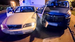 Szaleńcza ucieczka 25-latka. Kierowca volvo uszkodził sześć samochodów i radiowóz policji