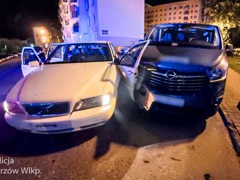 Szaleńcza ucieczka 25-latka. Kierowca volvo uszkodził sześć samochodów i radiowóz policji