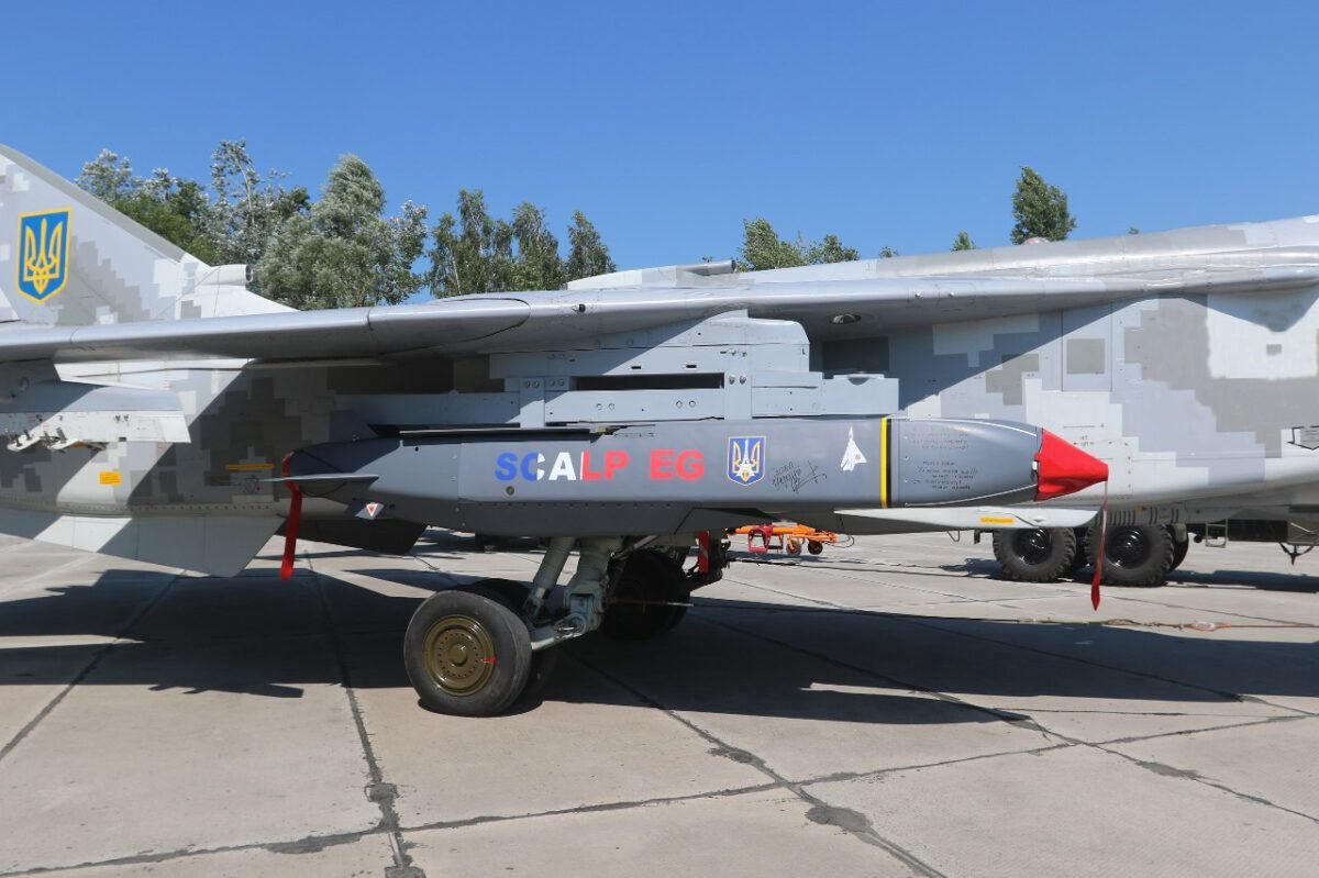 SCALP under the wing of a Su-24 aircraft.