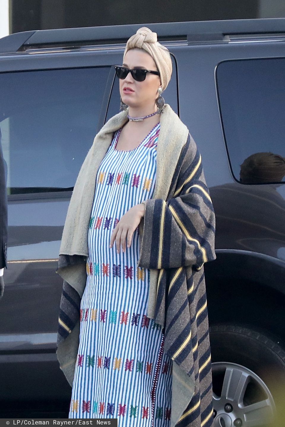 Katy Perry wręcza bezdomnemu 20 dolarów