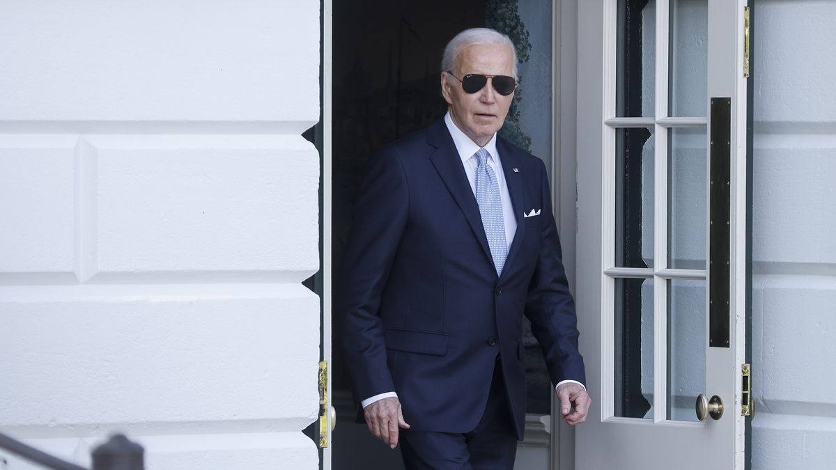 US President Joe Biden departs the White House to spend the weekend in Delaware, from Washington, DC, USA, on 03 May 2024. EPA/Jonathan Ernst / POOL Dostawca: PAP/EPA.