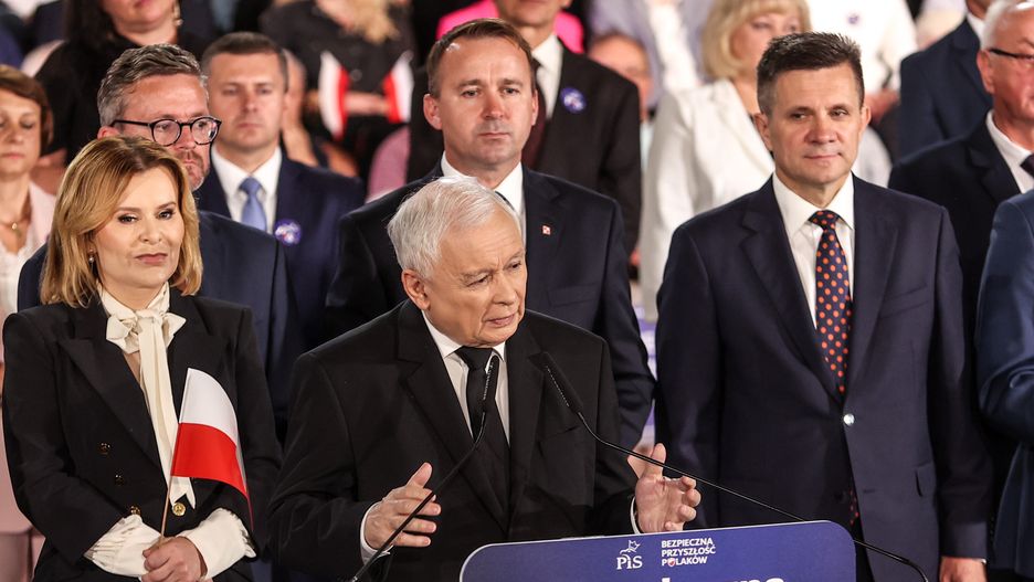 Kielce, 03.09.2023. Kampania wyborcza do parlamentu 2023. Wicepremier, prezes PiS Jarosław Kaczyński (C) podczas prezentacji kandydatów KW Prawa i Sprawiedliwości w wyborach parlamentarnych 2023, 3 bm. na terenie Targów Kielce. (amb) PAP/Adam Kumorowicz