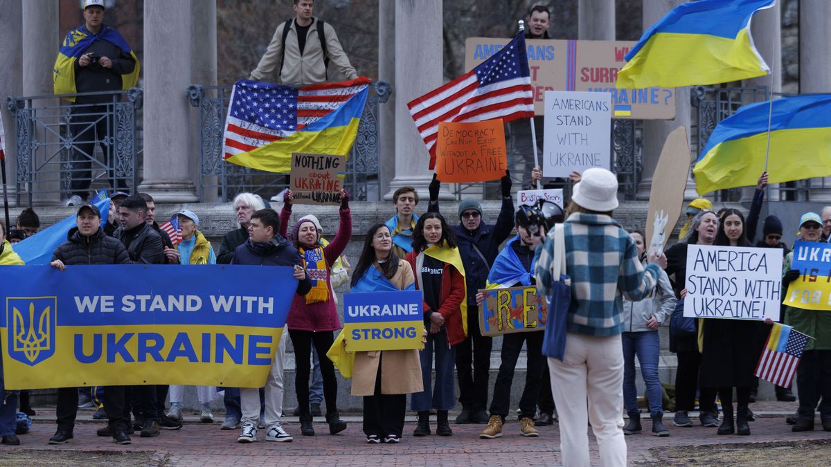Rally in support of Ukraine in Boston
epa11933377 People gather on the Boston Common in support of Ukraine and Ukrainian President Volodymyr Zelensky, in Boston, Massachusetts, USA, 01 March 2025. Zelensky on 28 February left the White House ahead of schedule following a heated exchange with US President Trump and Vice-President Vance.  EPA/CJ GUNTHER 
Dostawca: PAP/EPA.
CJ GUNTHER