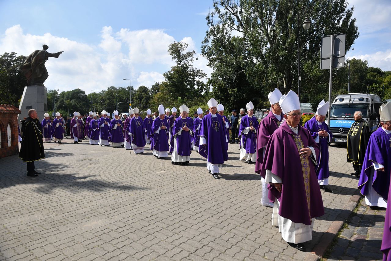 Warszawa, 20.08.2021. Uroczystości pogrzebowe abp. Henryka Hosera, przed bazyliką katedralną św. Michała Archanioła i św. Floriana Męczennika w Warszawie,  (amb) PAP/Radek Pietruszka