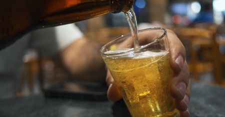 Przynosi ulgę wątrobie. Tego potrzeba organizmowi po alkoholu