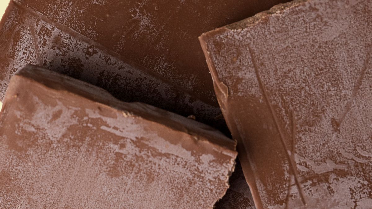 Czym jest biały nalot pokrywający czekoladę?