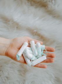 Okres kupi ci jedzenie – Biedronka rusza z akcją, która będzie walczyła z ubóstwem menstruacyjnym