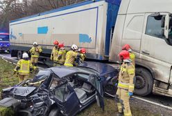 Poważny wypadek na krajowej 16. Kobietę z auta uwalniali strażacy