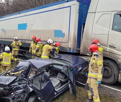 Poważny wypadek na krajowej 16. Kobietę z auta uwalniali strażacy