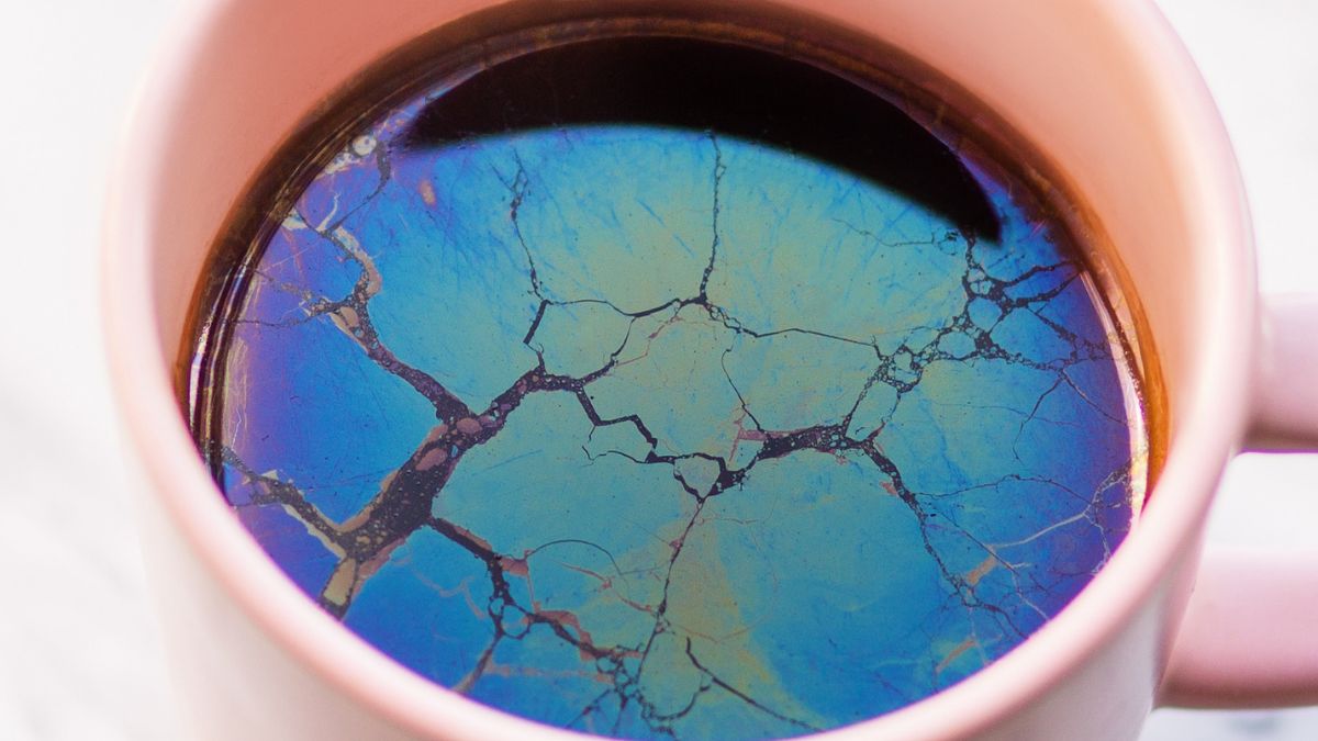 Tęczowy osad na powierzchni herbaty