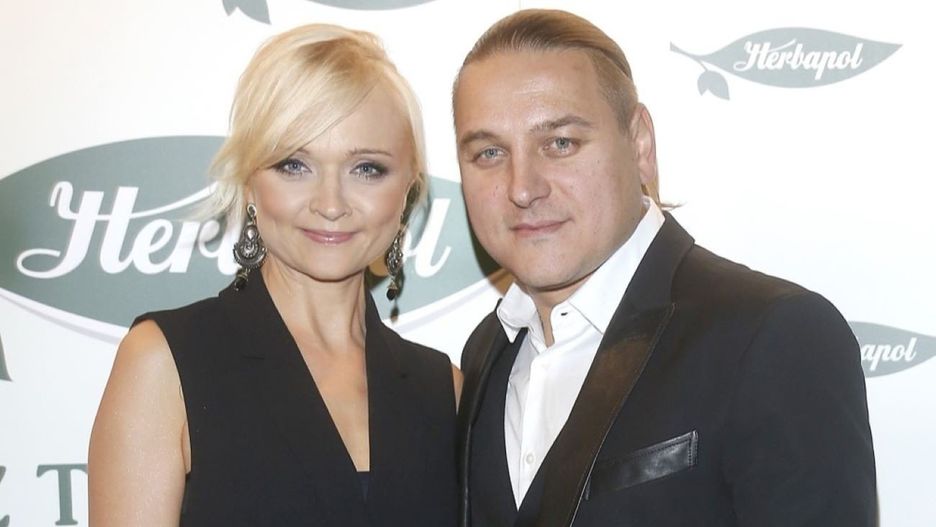 Zespół Golec uOrkiestra działa już od 25 lat. Założyli go w 1998 roku bracia Golcowie: Paweł i Łukasz oraz żona Łukasza - Edyta Golec. Golec uOrkiestra umiejętnie łączy różne gatunki:   folk, pop, rock’n’roll i jazz. Serca publiczności zdobył takimi hitami jak:&#34;Lornetka&#34;, &#34;Crazy Is My Life&#34;, &#34;Słodycze&#34;, &#34;Ściernisco&#34;,&#34;Leć muzyczko&#34;&#34;Do Milówki wróć&#34;Na zdjęciu Edyta i Łukasz Golcowie na Herbapol Esencja Natury 2015.Tak wygląda dom Edyty i Łukasza Golców. Zobaczcie zdjęcia &gt;&gt;&gt;&gt;
