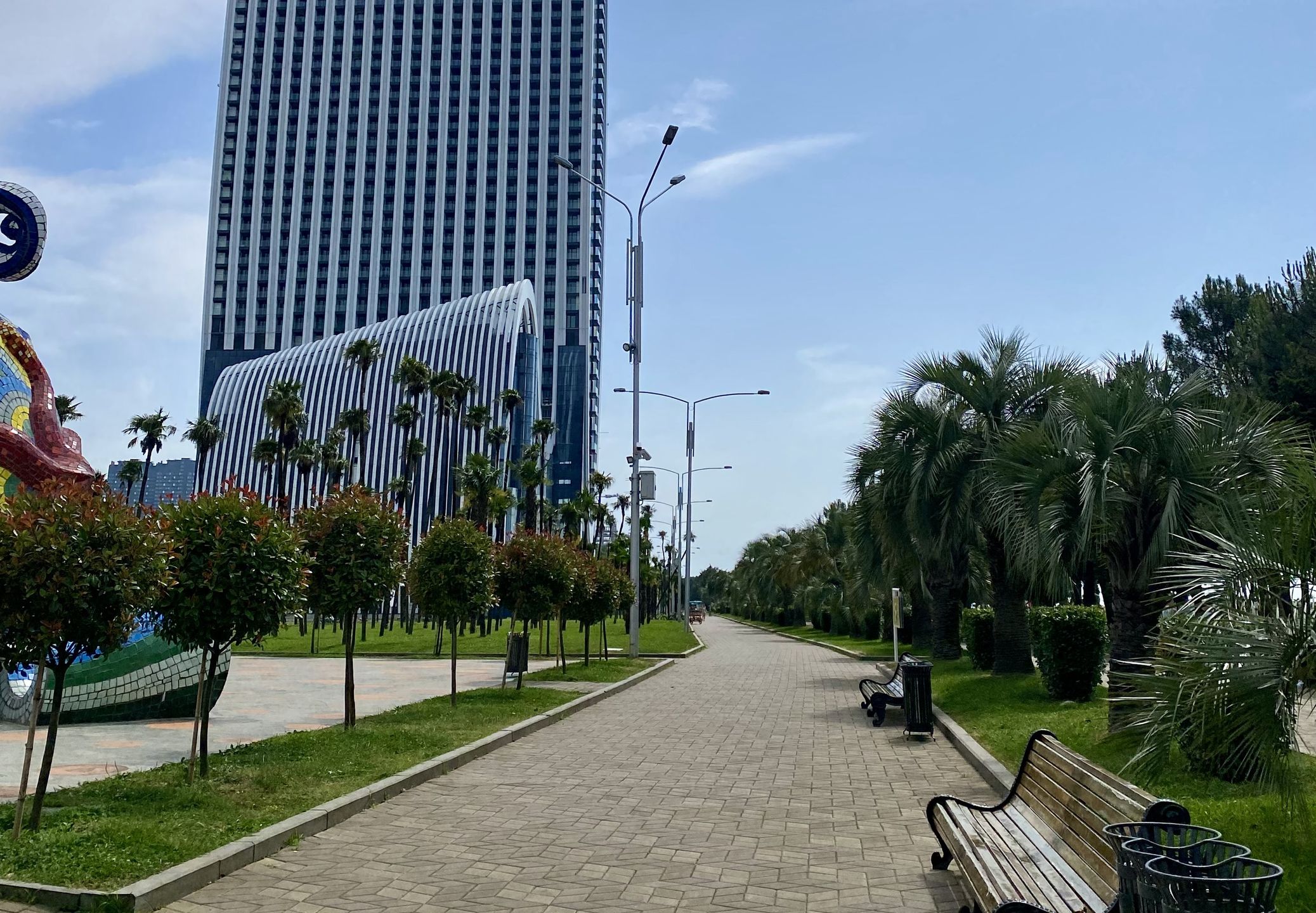 Teren przy hotelach i promenadzie jest szczególnie atrakcyjny dla turystów