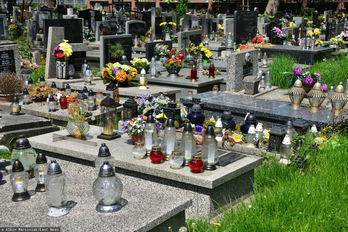 Firmy kamieniarskie reklamują swoje usługi na gdańskich cmentarzach