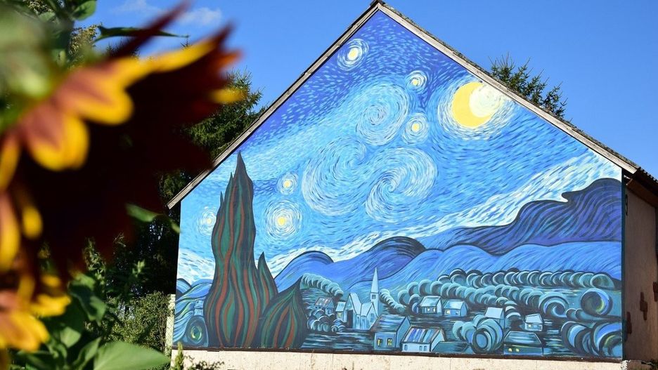 Wyobraź sobie niewielką polską wieś, której domy zdobią gigantyczne, kolorowe murale inspirowane twórczością Vincenta van Gogha. To nie sen, to Brzózki w województwie kujawsko-pomorskim!