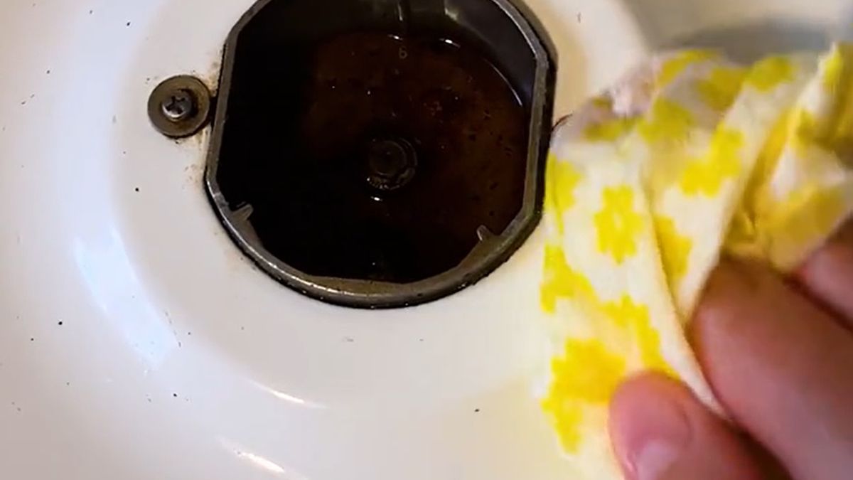 Czym umyć żeliwny ruszt kuchenki? Genialny trik bez skrobania. Naprawdę działa