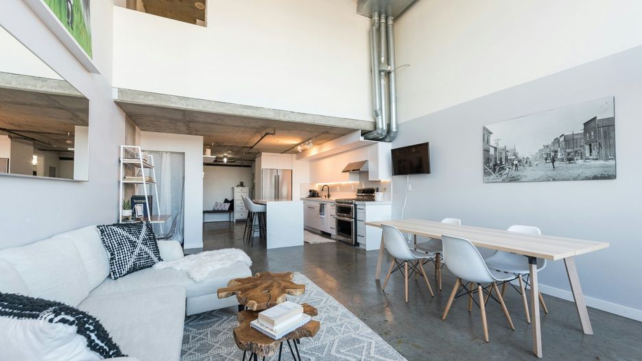 Raw design bazuje na naturalnych materiałach o &#34;surowym&#34; charakterze.